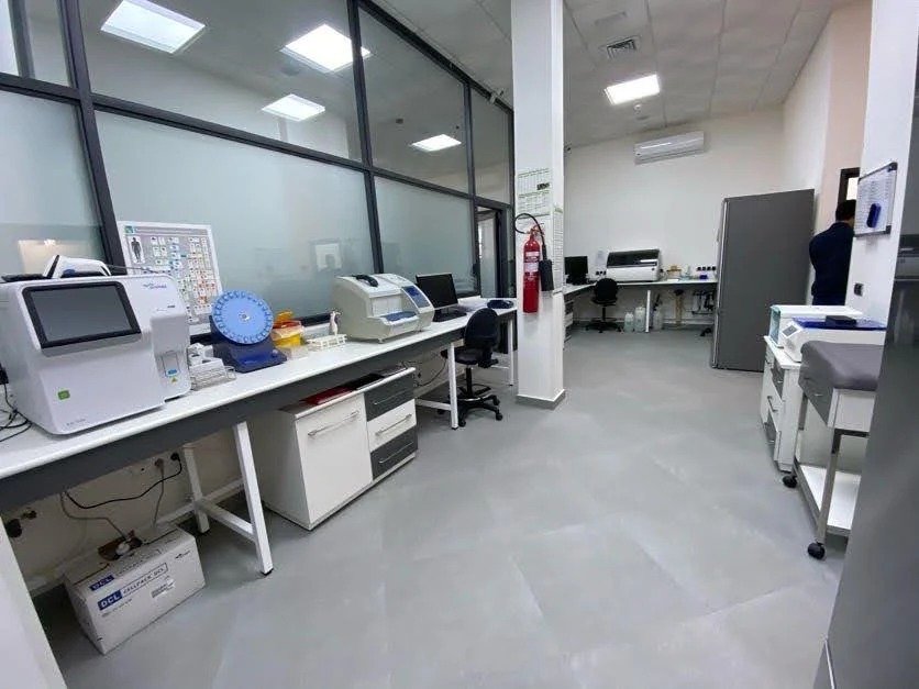 Salle d'analyses et équipements du Laboratoire Kabbage